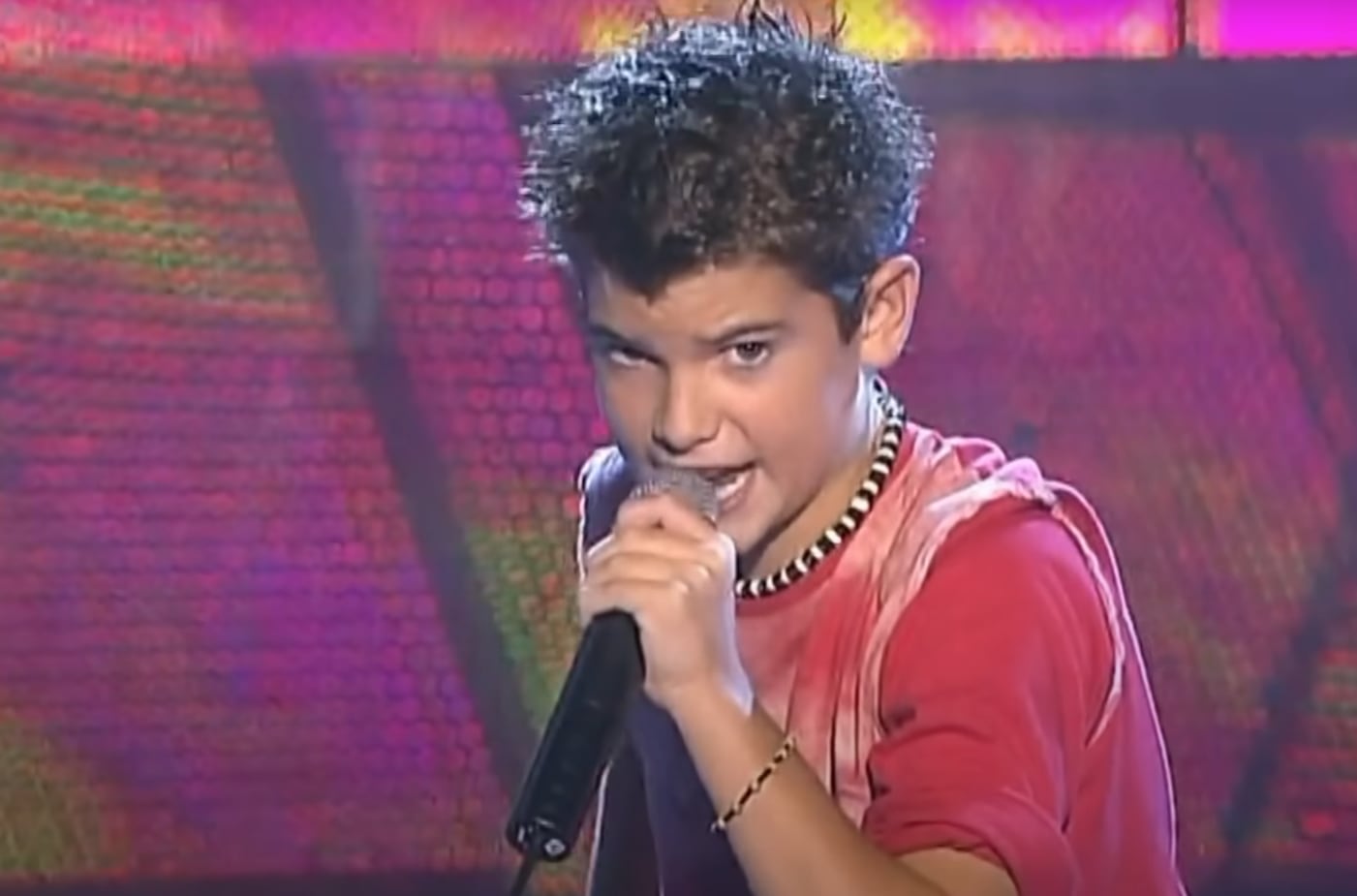 Diego Domínguez cantando &#039;Chachi Piruli&#039; en Eurojunior 2003