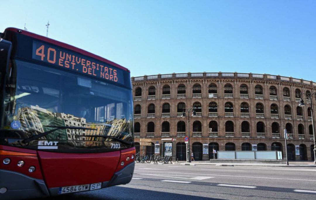 Autobús de la EMT en la calle Xàtiva de València