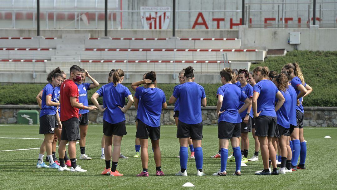 La plantilla del Athletic femenino, durante la primera sesión de la pretemporada en Lezama