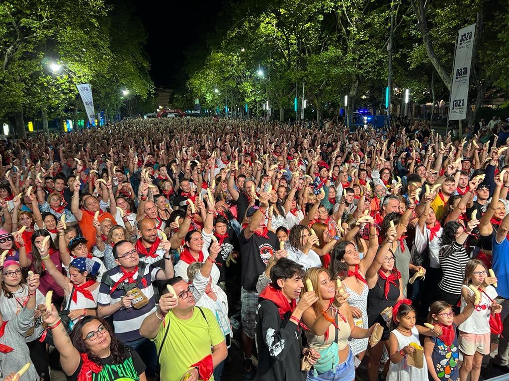 Más de 5.000 personas batieron el récord del mayor número de personas pelando y comiendo un plátano, en honor a los habitantes de La Palma