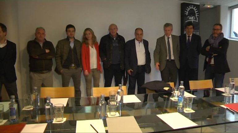 El conselleiro de vicepresidencia Alfonso Rueda, tercero por la derecha, se reúne con la directiva del Colegio de Arquitectos de Galicia para perfilar las bases del concurso para elegir el proyecto de la Ciudad de la justicia de Vigo