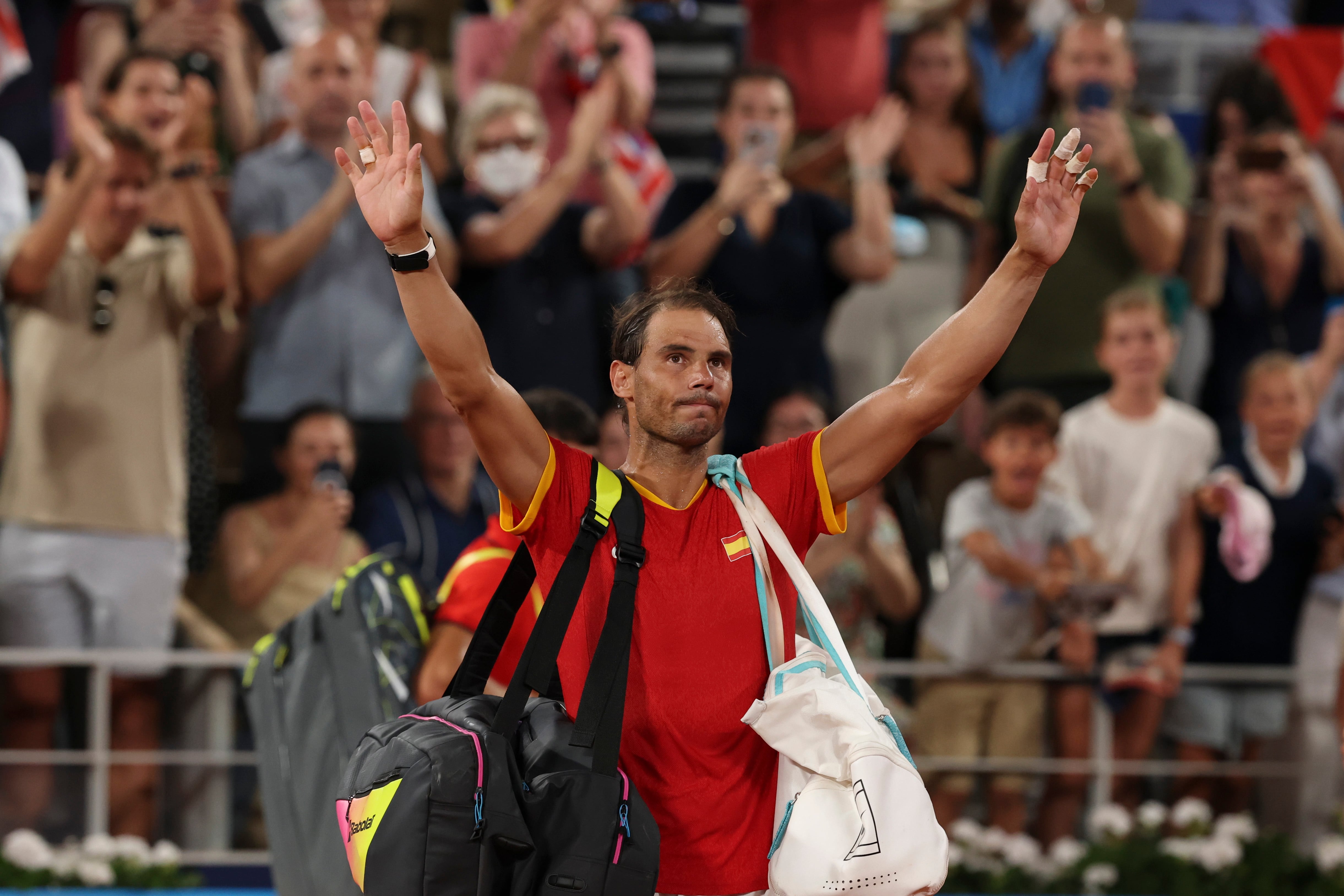 Rafa Nadal saluda al público de la Philippe Chatrier tras caer en el dobles junto a Carlos Alcaraz