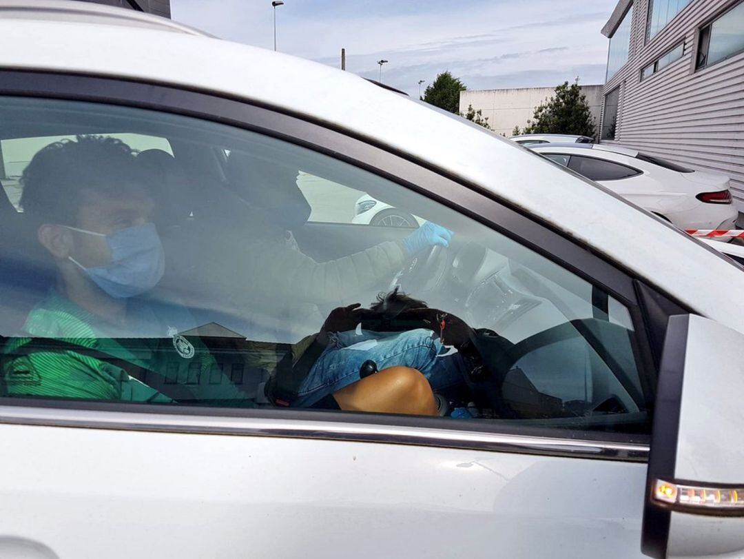 Barral volviendo en coche de hacerse las pruebas junto al médico del club