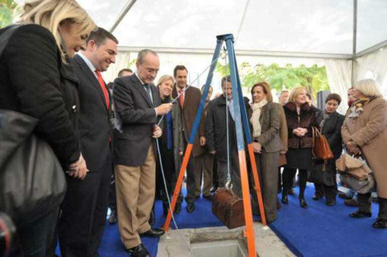 El alcalde de Málaga, Francisco de la Torre, preside el acto de colocación de la primera piedra el 16 de febrero de 2011