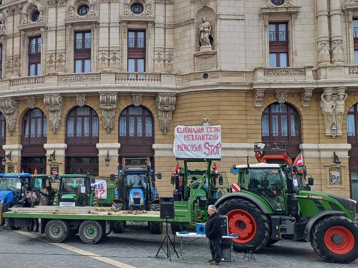 Más de 70 tractores recorren Bilbao contra el acuerdo UE-Mercosur: “La alimentación no es una mercancía”