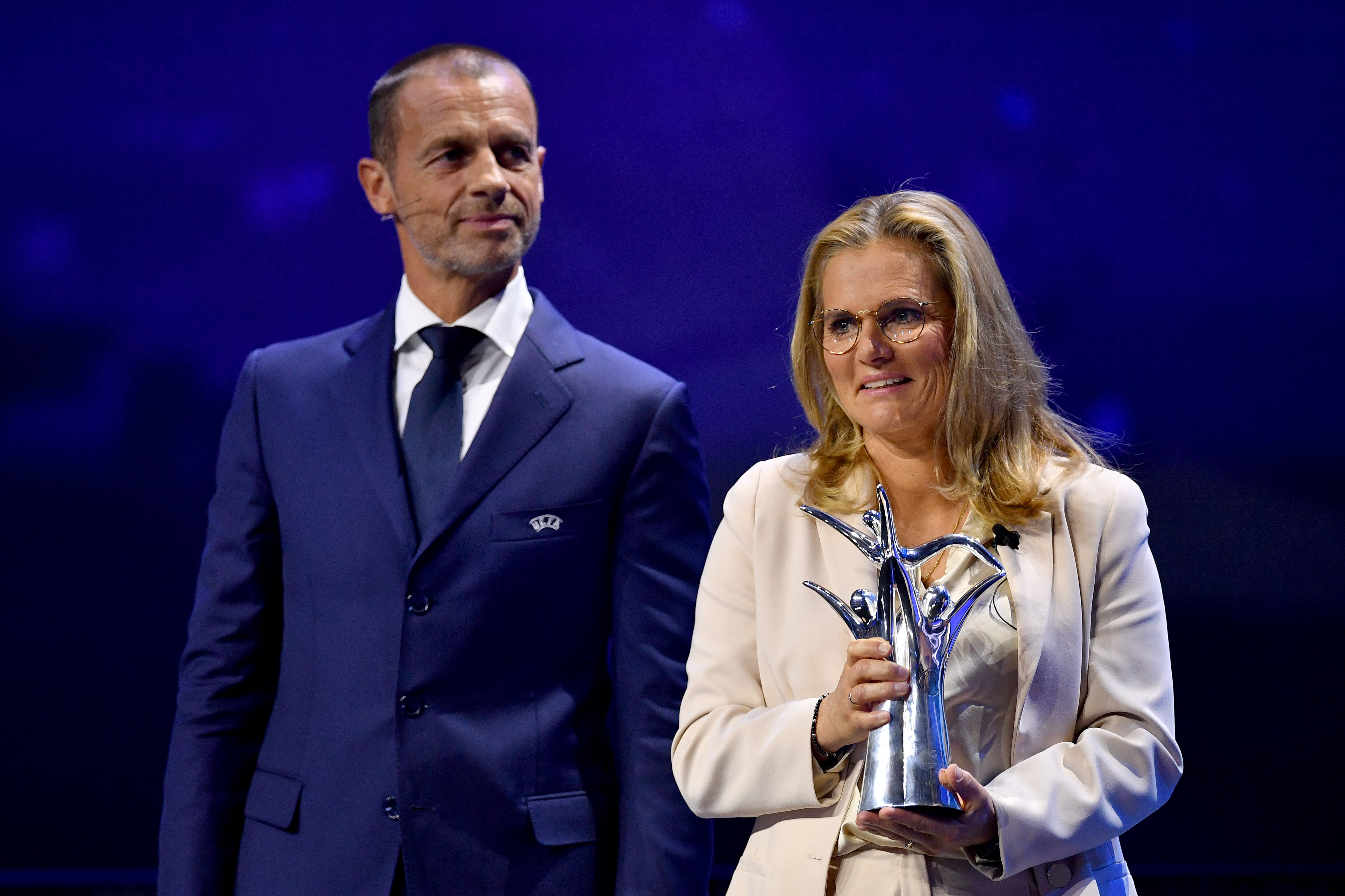 Sarina Wiegman recibe el trofeo como mejor entrenadora de la temporada. (Photo by Valerio Pennicino - UEFA/UEFA via Getty Images)