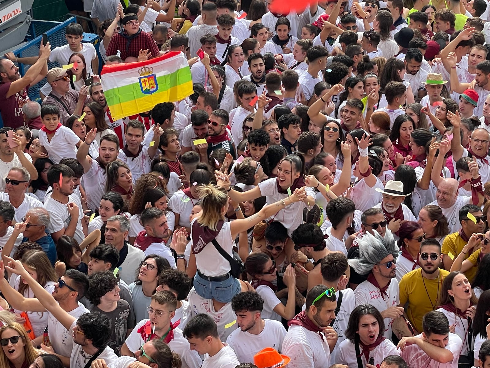 Disparo del cohete en la plaza del Ayuntamiento de Logroño con motivo de las fiestas de San Mateo.