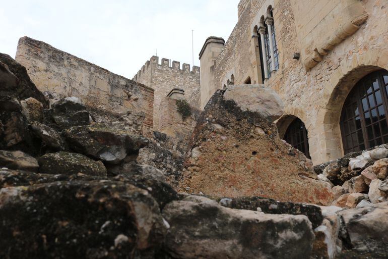 En primer terme, part de les restes del cementiri andalusí del Castell de la Suda de Tortosa.