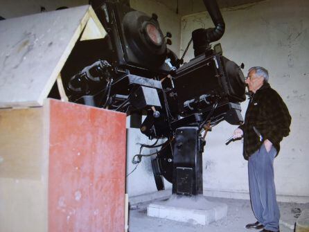 El propietario del cine junto a una de las máquinas de proyección