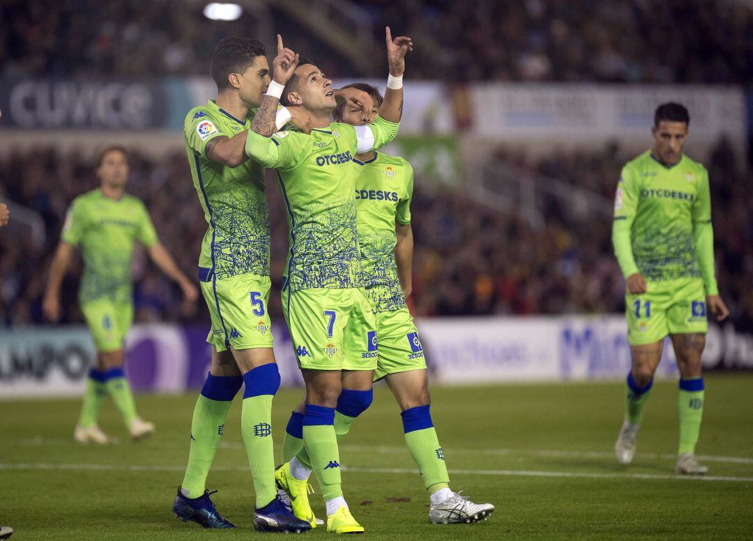 GRAF9704. SANTANDER.- El delantero del Real Betis Sergio León (2-i) celebra tras marcar ante el Racing de Santander, durante el partido de ida de los dieciseisavos de final de la Copa del Rey disputado esta noche en los Campos de Sport de El Sardinero. EF