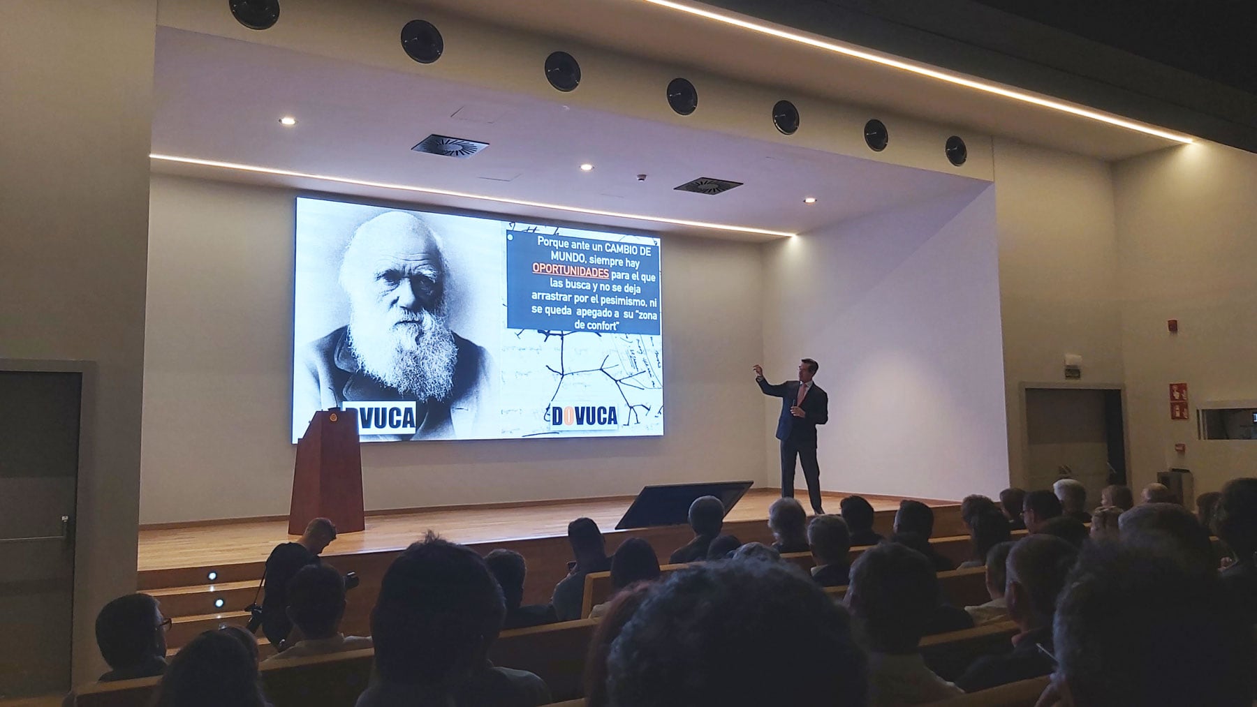 Mario Alonso se ha ayudado de proyecciones a lo largo de su charla