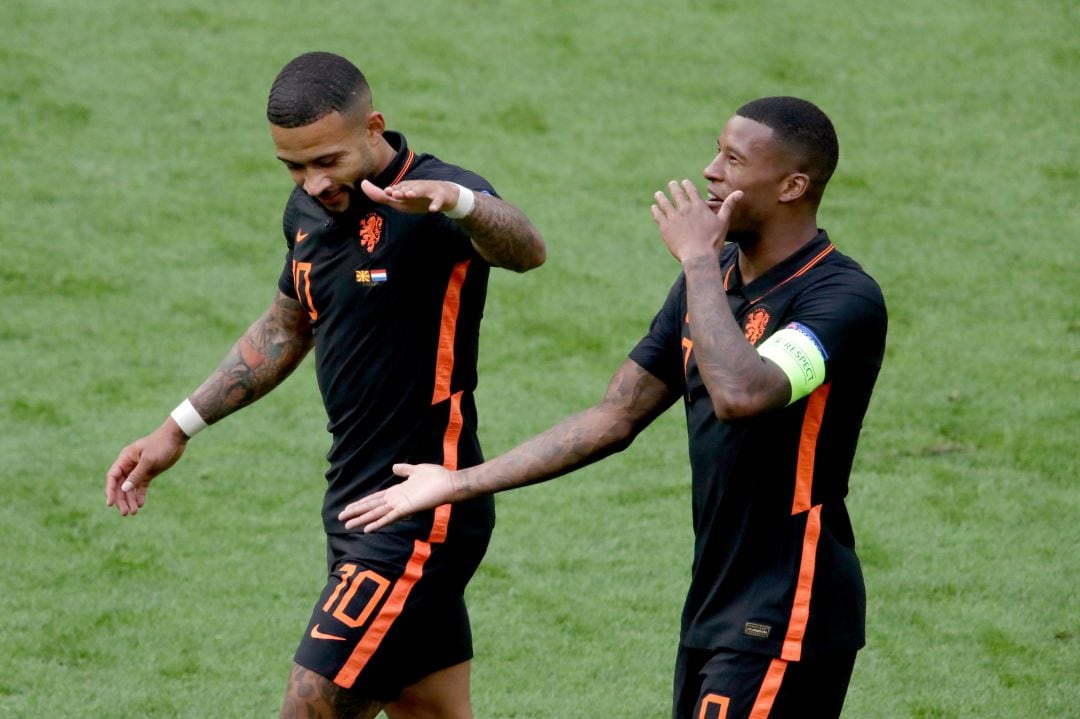 Wijnaldum y Depay chocándose la mano en el Holanda - Macedonia