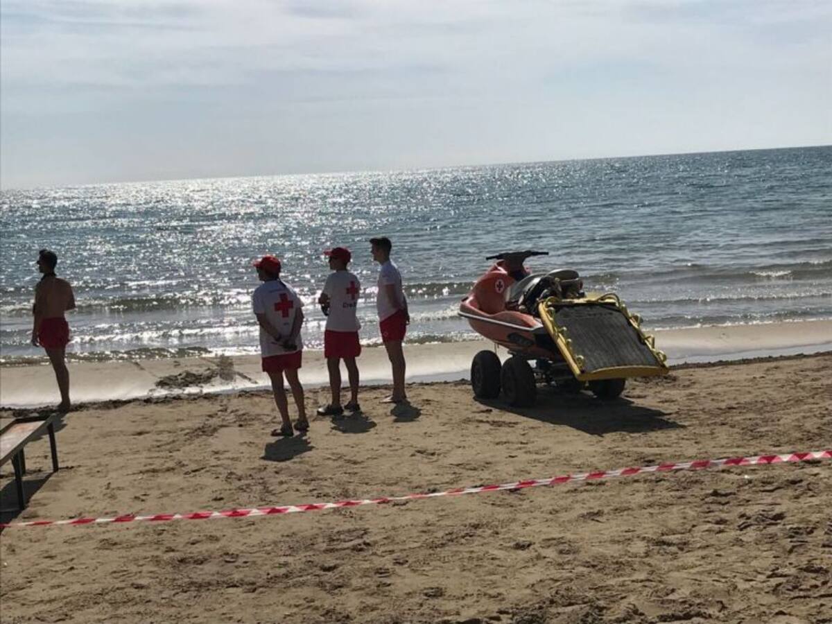 Cruz Roja salva la vida a una mujer que se ahogaba en la playa de Alcossebre