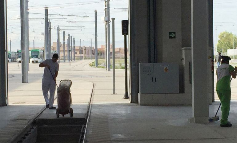 Labores de limpieza en las instalaciones del metro de Granada