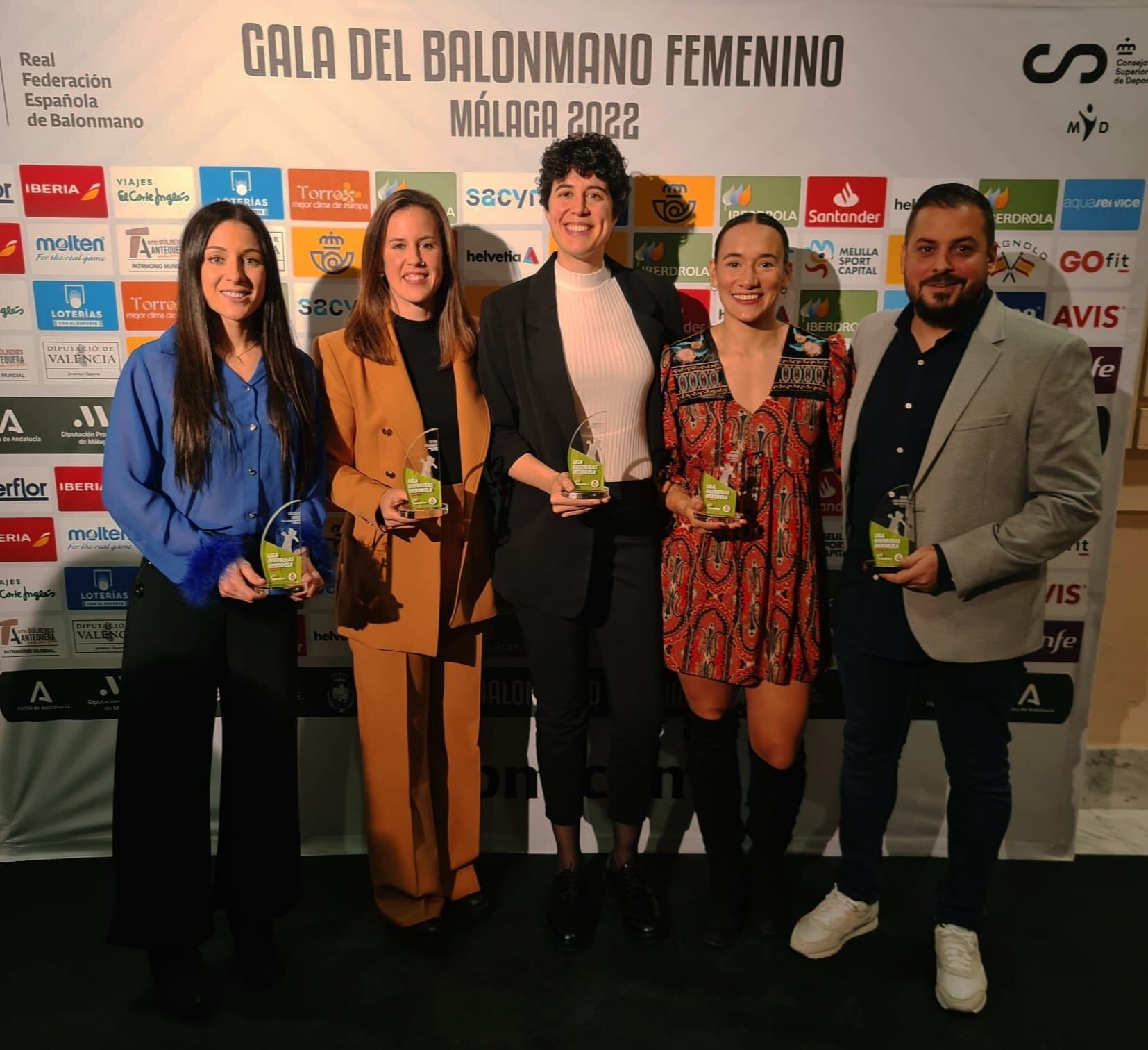Las jugadoras del Costa del Sol y el técnico Suso Gallardo, galardonados en la Gala del Balonmano