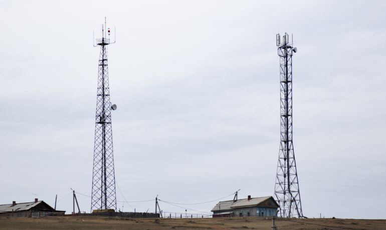 Varias antenas de telefonía móvil