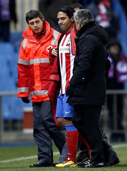 El delantero colombiano del Atlético de Madrid Radamel Falcao sale del campo tras lesionarse, durante el partido frente al Levante de la vigésima jornada de la liga