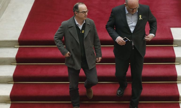 Jordi Turull (i) junto al portavoz Eduard Pujol (d) en las escaleras del Parlament