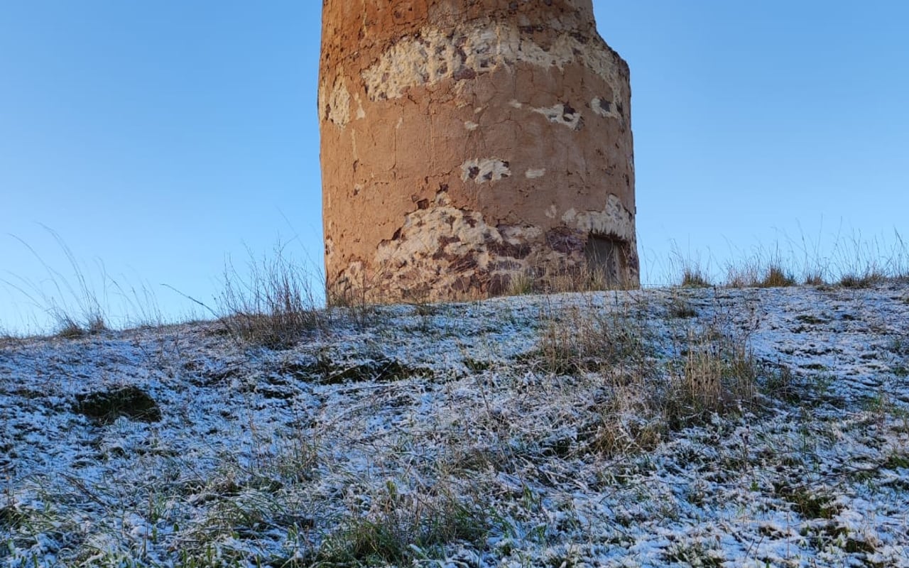 Imagen de la fina capa de nieve-hielo en el Cerro de San Blas de Valdepeñas (Ciudad Real)