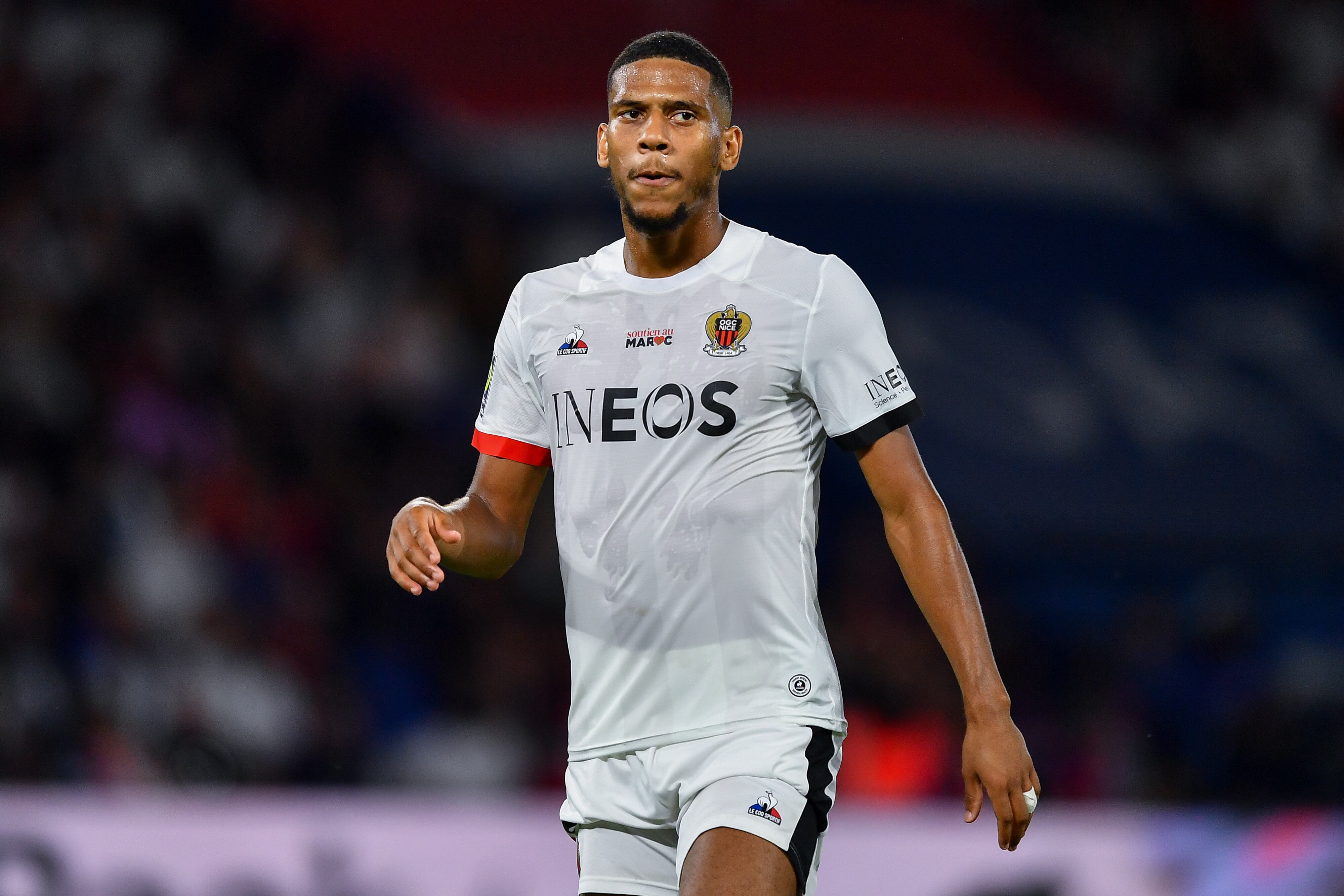 Jean Clair Todibo con su club, el Niza, en el partido de la Ligue 1 contra el PSG en el Parque de los Príncipes. (Photo by Franco Arland/Quality Sport Images/Getty Images)