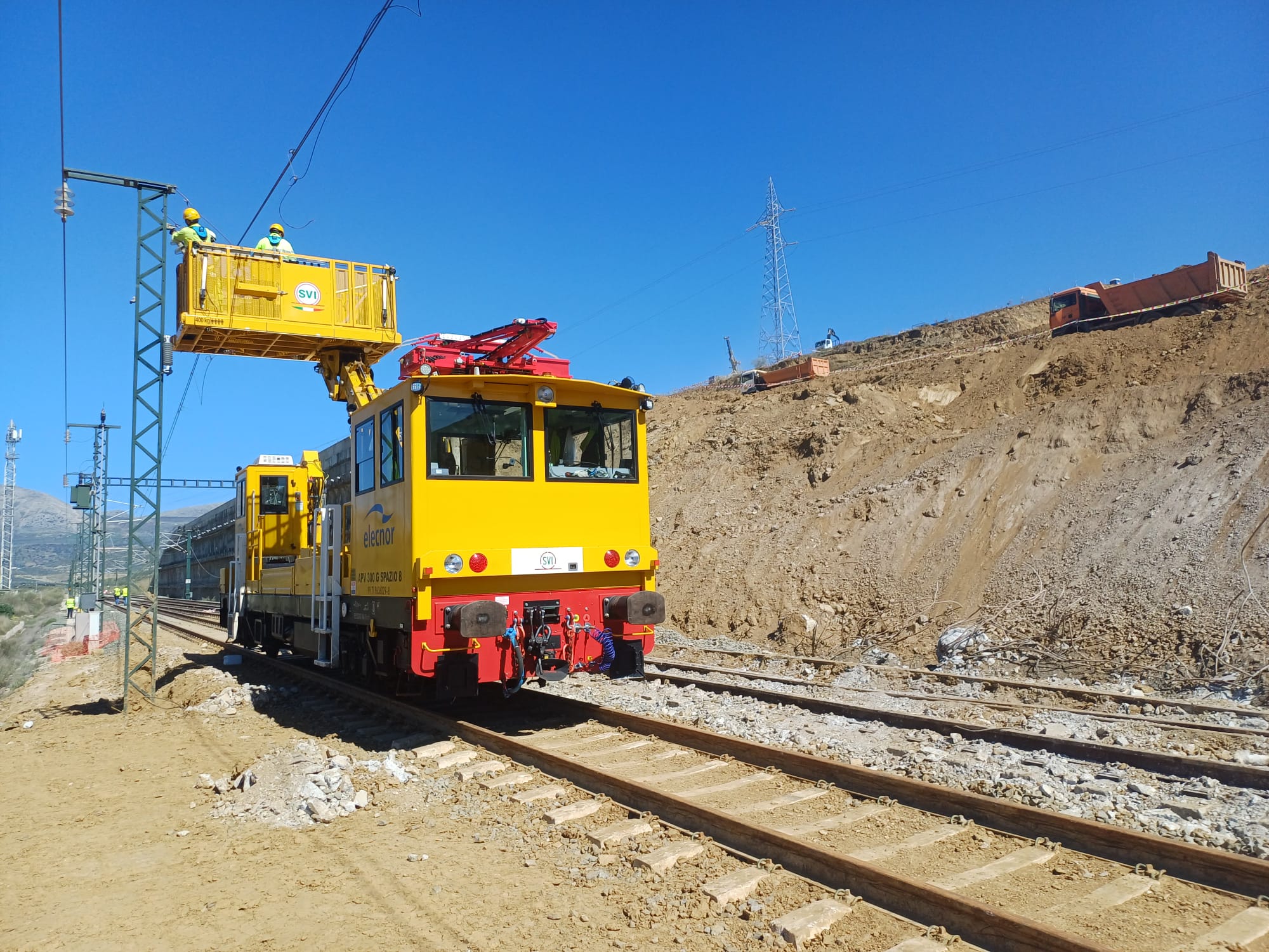 Las máquinas trabajando sobre la vía afectada en Álora (Málaga)