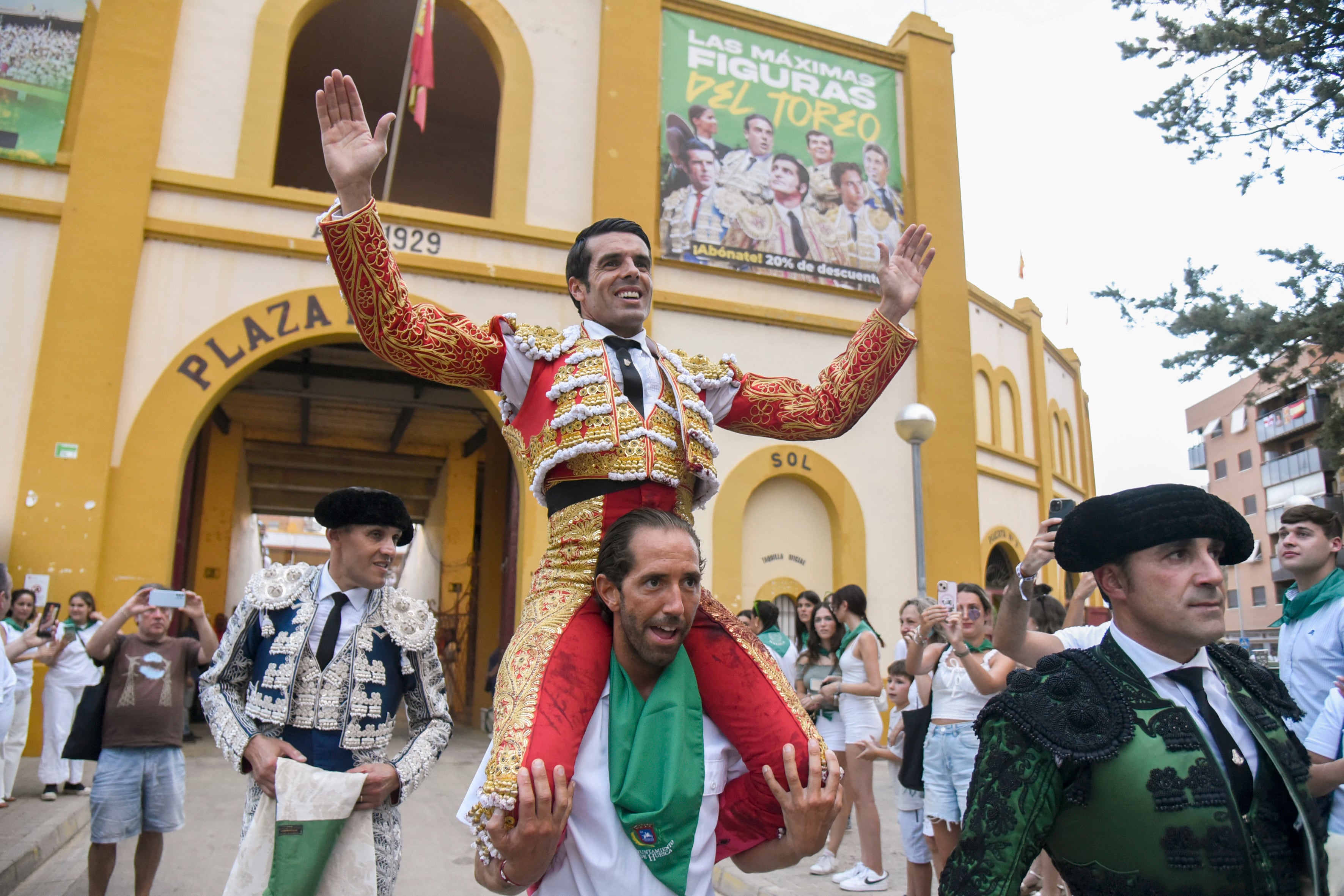 El diestro Emilio de Justo sale a hombros tras el festejo de la feria taurina Albahaca dentro de las fiestas de San Lorenzo. EFE/Javier Blasco