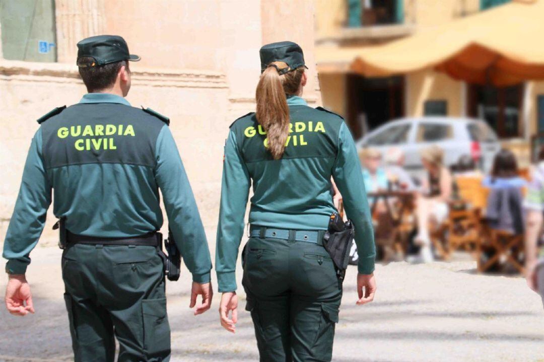 Una pareja de agentes de la Guardia Civil.