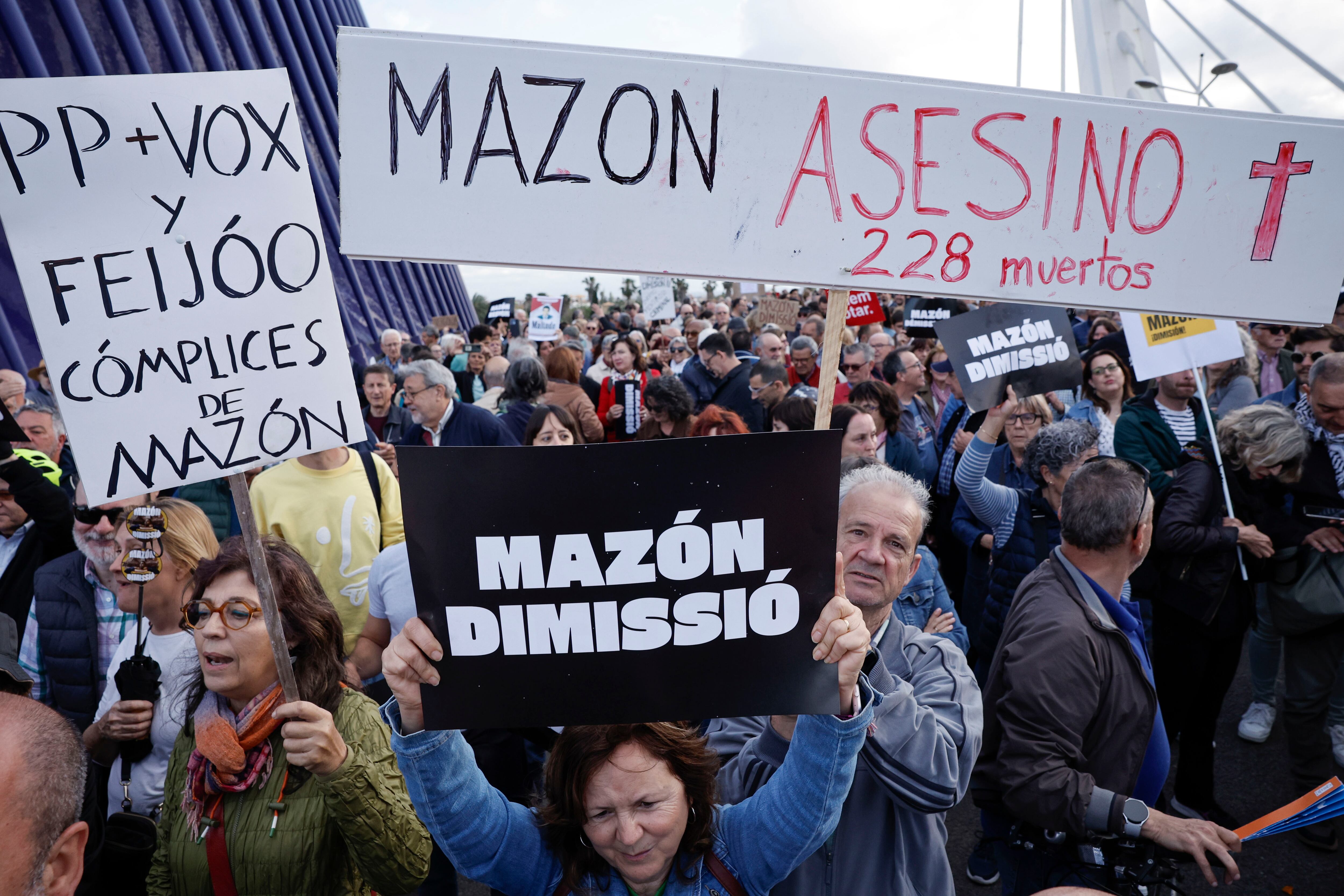 VALENCIA, 29/04/2025.- Asociaciones de víctimas de la dana y movimientos sociales celebran una concentración frente a una de las sedes del congreso del PP Europeo para &quot;denunciar la negligencia política&quot; del president de la Generalitat, Carlos Mazón, en la gestión de la dana y &quot;la complicidad&quot; del presidente del PP, Alberto Núñez Feijóo, y la presidenta de la Comisión Europea, Ursula von der Leyen, al &quot;sostenerlo&quot;, este martes en Valencia.- EFE/ Biel Aliño
