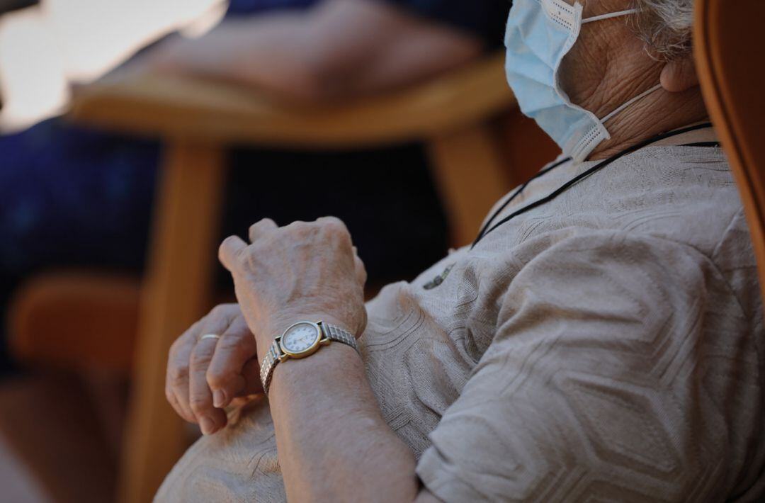 Imagen de recurso de una anciana en una residencia.