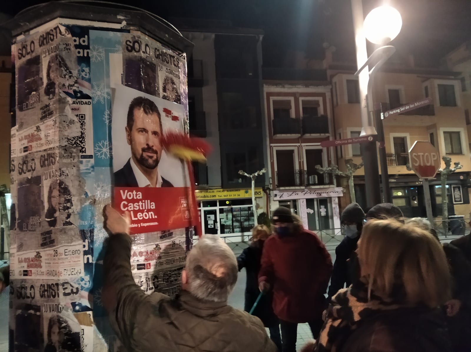 Afiliados socialistas pegan el cartel de su candidato a la Junta