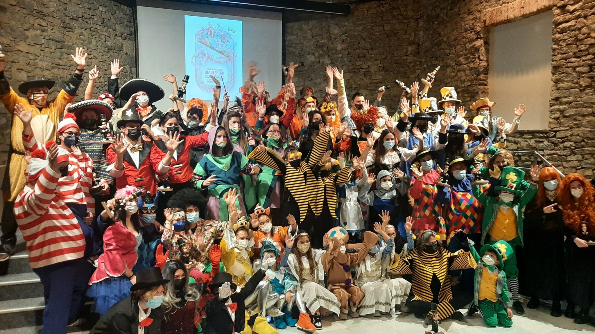 Foto de familia de las comparsas del carnaval de Vitoria en 2022