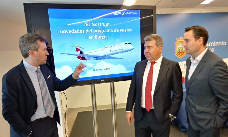 El presidente de Air Nostrum, Carlos Bertomeu (centro) el alcalde de Burgos, Javier Lacalle (izda) y el portavoz municipal del PSOE, Daniel de la Rosa