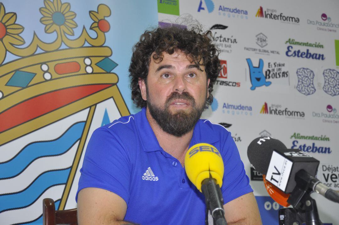 Juan Pedro Ramos durante la rueda de prensa en La Juventud