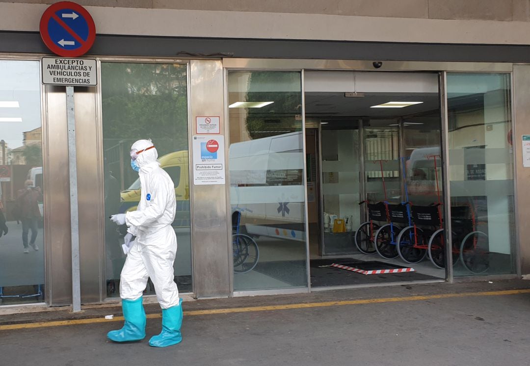 El conductor de una ambulancia abandona el servicio de Urgencias del hospital Virgen de las Nieves de Granada tras el traslado de un paciente