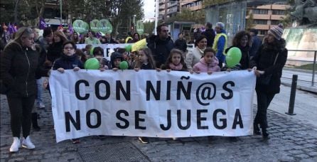 Varios niños participan en la manifestación que pide la vuelta de los comedores escolares.