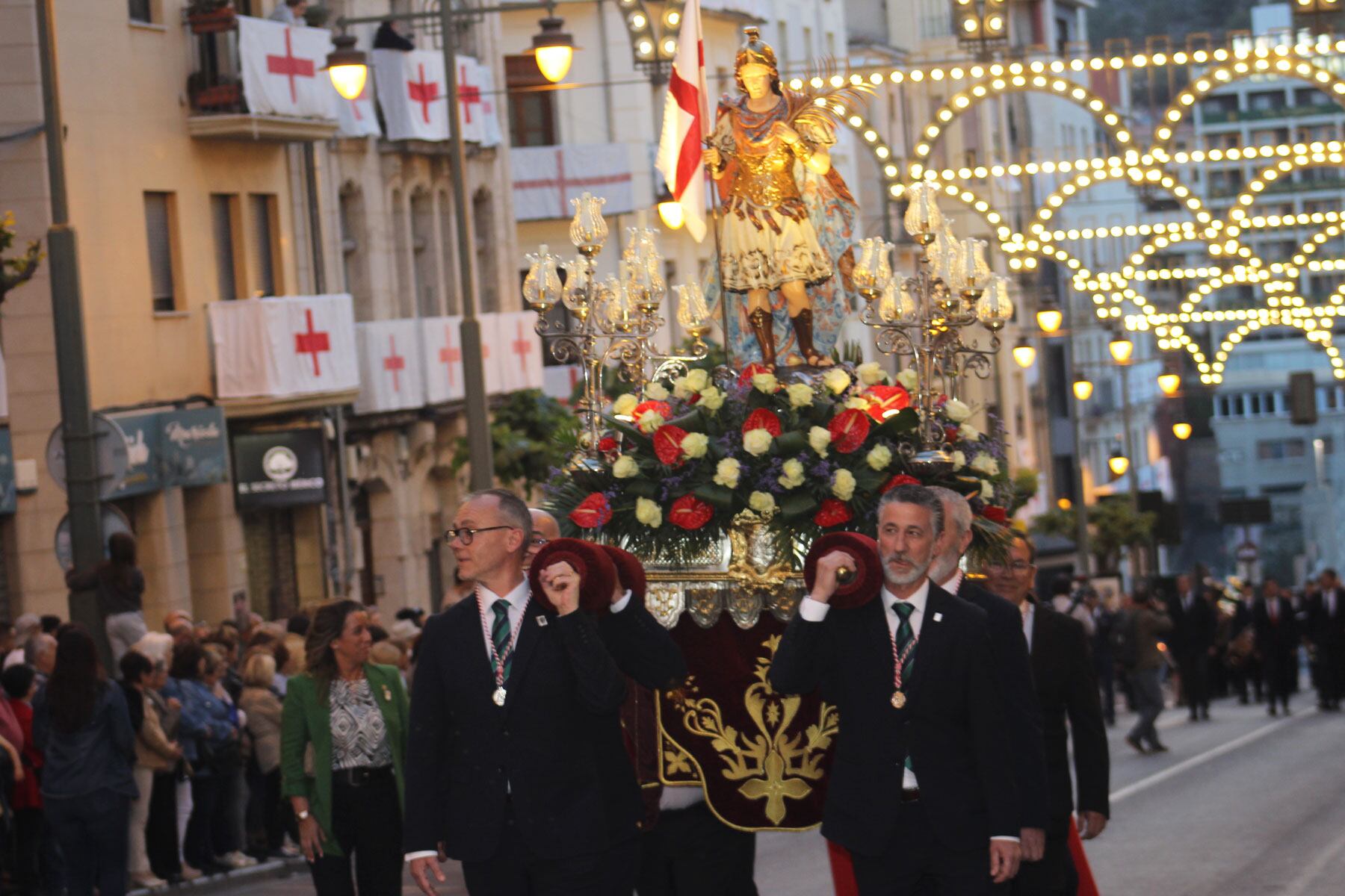 La imagen de Sant Jordi 'El Xicotet' a hombros de caballeros del capitán cristiano de los Alcodianos