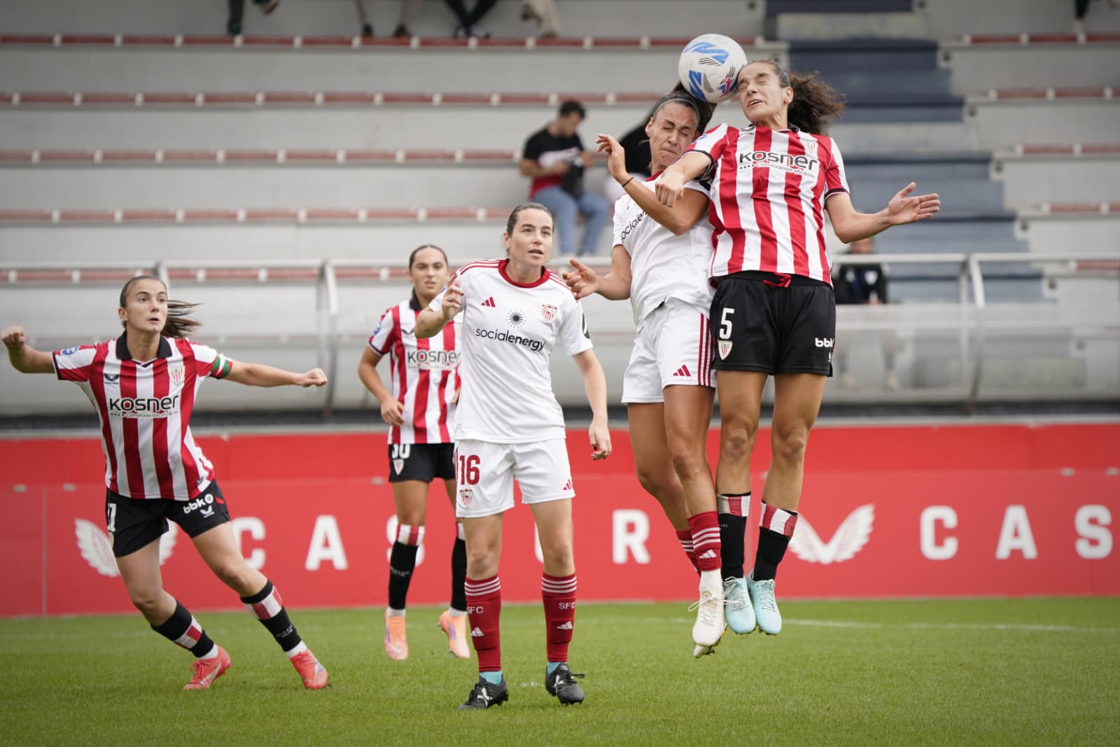 Las jugadoras del Athletic disputan un balón aéreo con el Sevilla