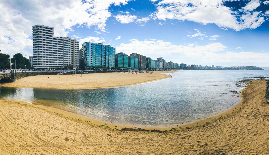 La playa de San Lorenzo de Gijón.