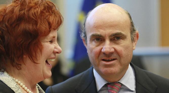 El ministro español de Economía, Luis de Guindos y la presidenta de la Comisión de Asuntos Económicos de la Eurocámara, Sharon Bowles, durante su comparecencia ante el Comité de Asuntos Económicos de la Eurocámara en Bruselas