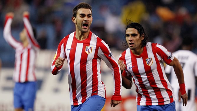 El delantero del Atlético de Madrid, Adrián López (i), celebra el primer gol con su compañero, el colombiano Radamel Falcao, durante el partido, correspondiente la cuarta jornada de grupos de la Liga Europa