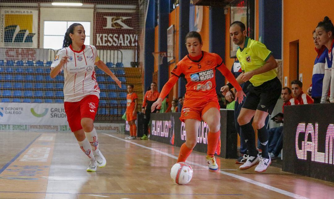 Cris (Pescados Burela F.S.) conduce el balón ante la leganense Patry en el encuentro disputado en el P.M. Vistalegre de la localidad lucense.