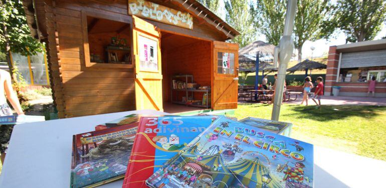 Caseta de la 'bibliopiscina' en el José Caballero