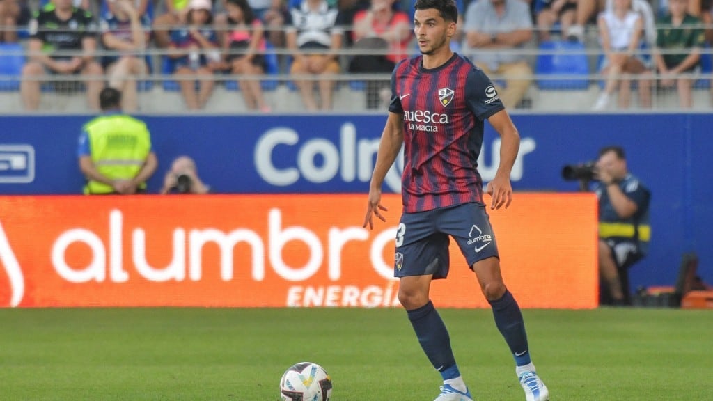 La SD Huesca sigue trabajando en la llegada de ingresos de patrocinios como Alumbra que luce en el pantalón