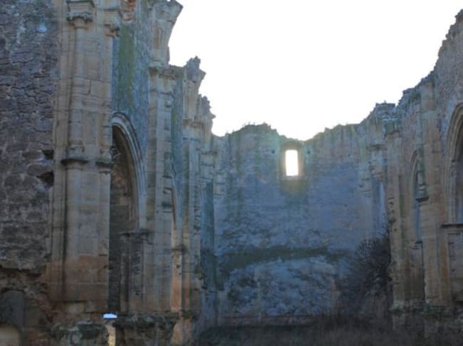 Interior del monasterio de Villaescusa de Haro antes de la restauración.