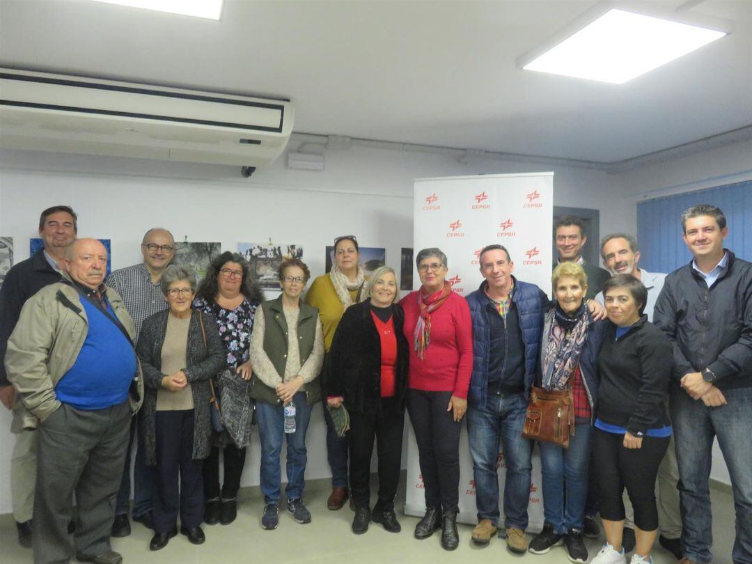 Comité de vecinos durante la visita a la refinería de Cepsa en San Roque