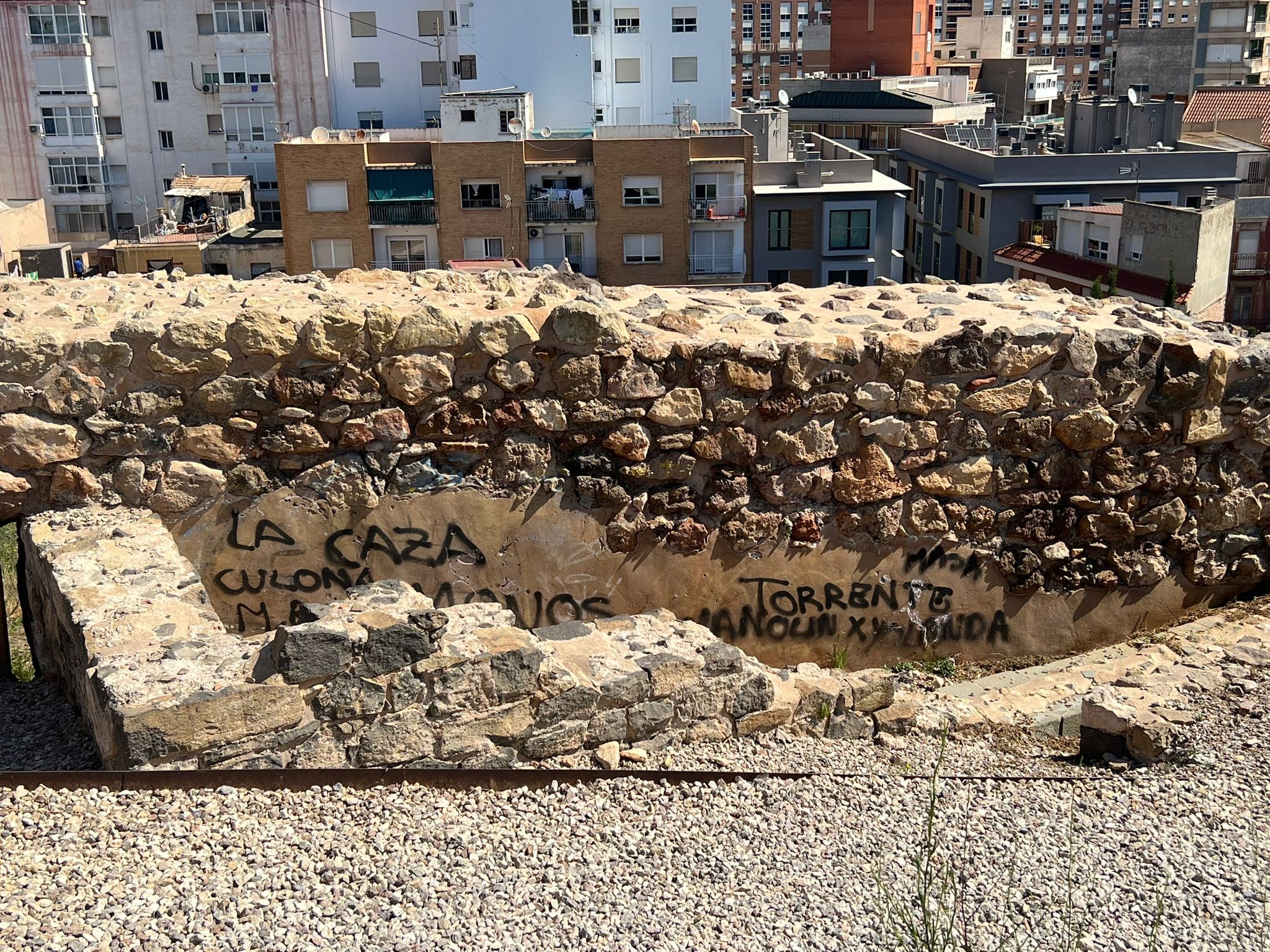 Grafittis en la muralla del deán