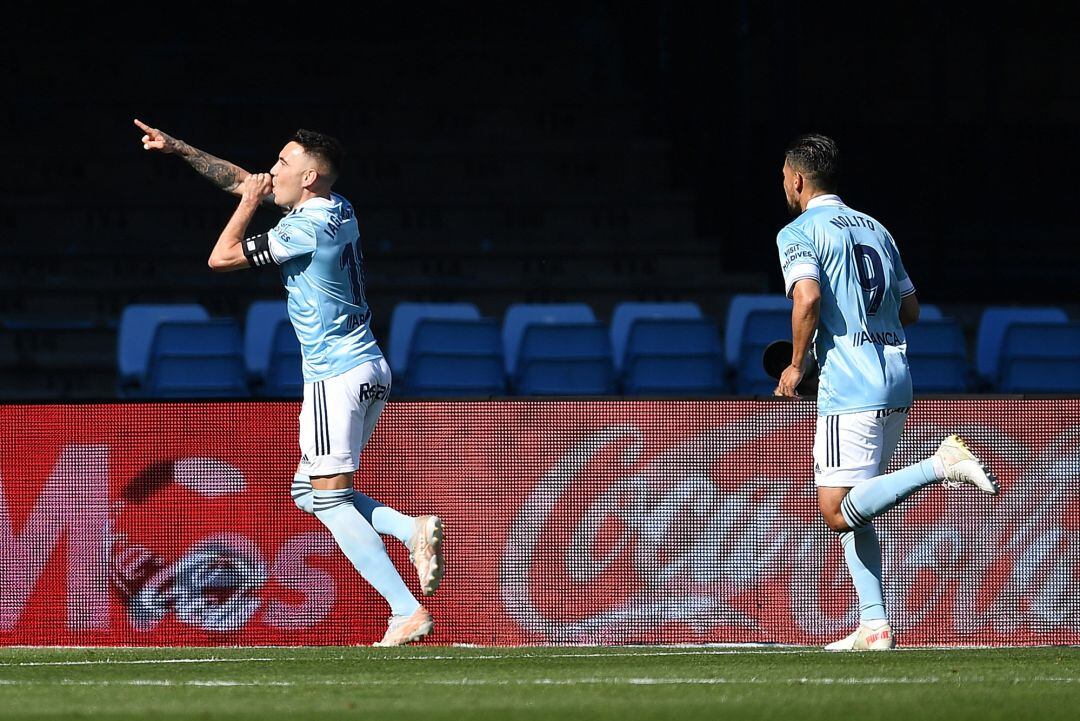 Iago Aspas junto a Nolito celebrando su último gol de la temporada en Balaídos