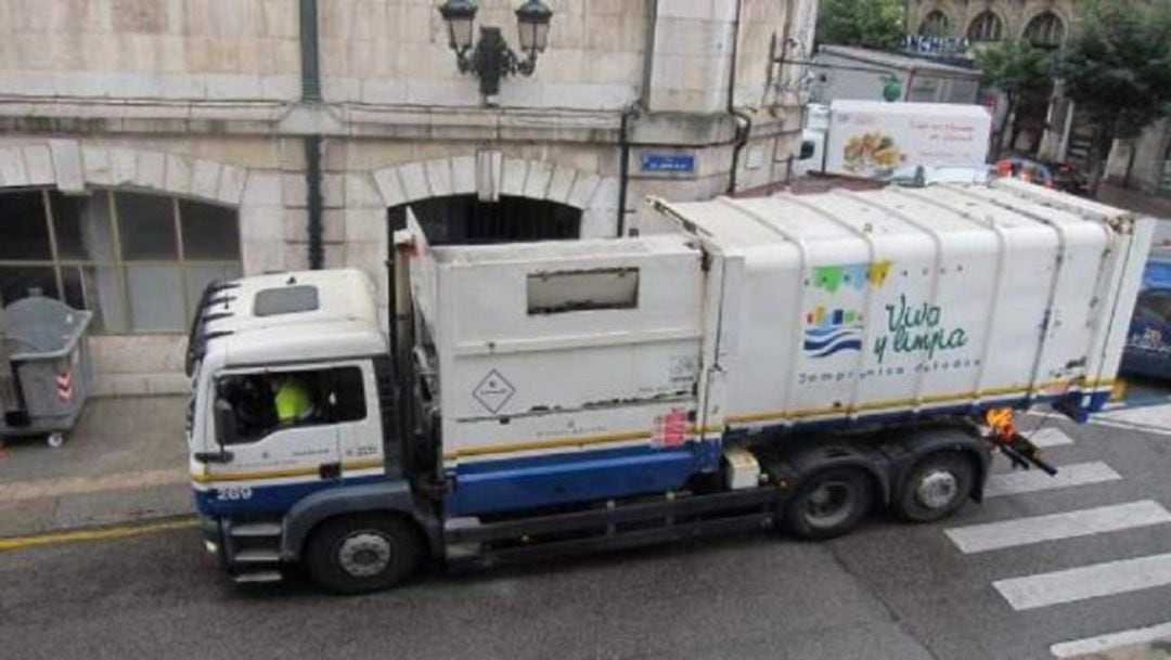 Camión de la basura en plena recogida en Santander.