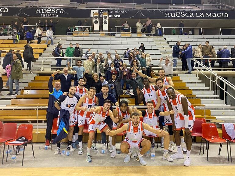 La plantilla celebra el triunfo