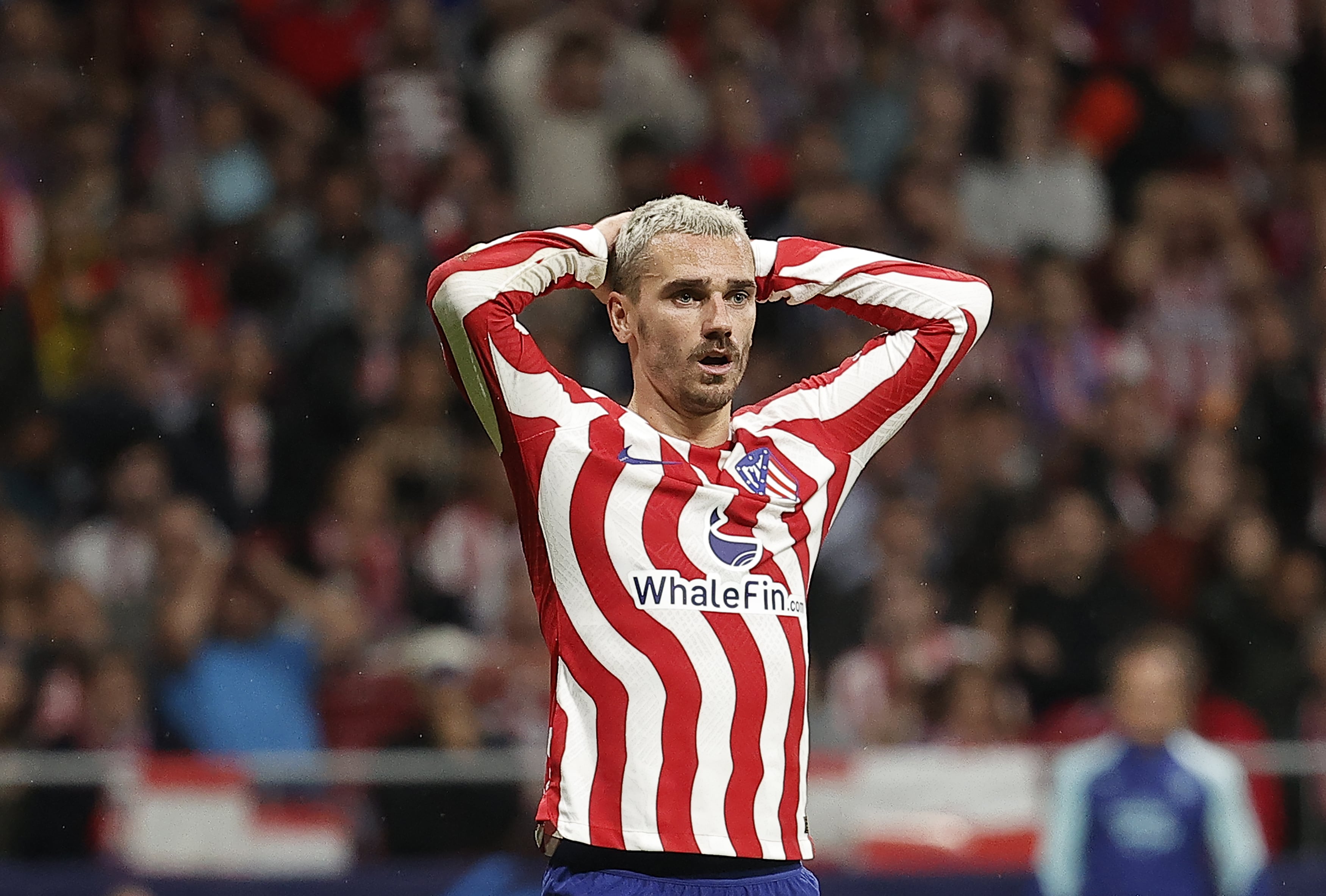 Antoine Griezmann se lamenta de una de las ocasiones falladas por el Atlético en el partido frente al Leverkusen (Photo by Burak Akbulut/Anadolu Agency via Getty Images)